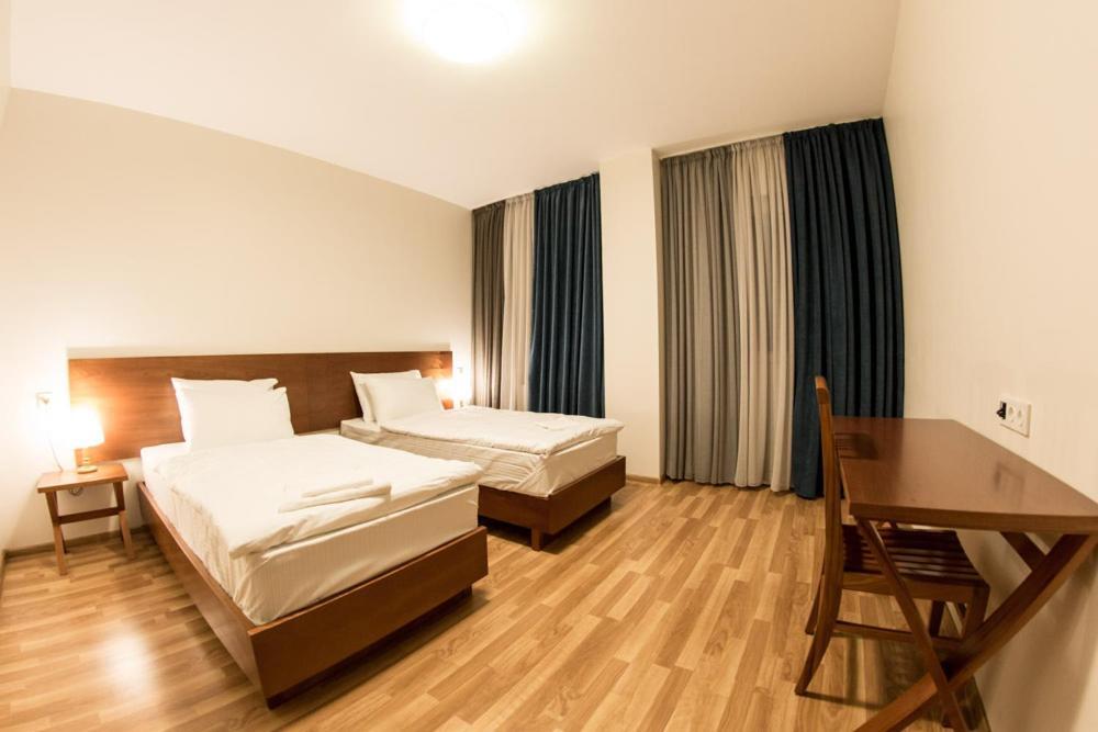 Hotel Deka กูเดาริ ภายนอก รูปภาพ