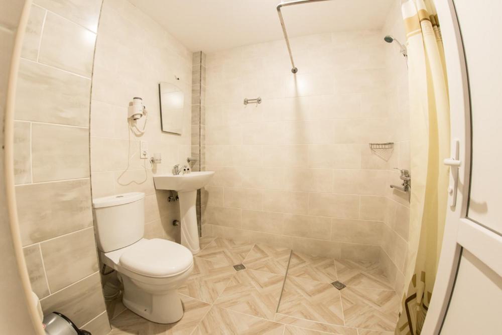 Hotel Deka กูเดาริ ภายนอก รูปภาพ